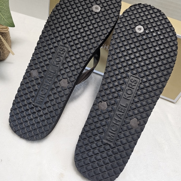 ❌️SOLD❌️✨️NWT Michael Kors flip-flops - Picture 6 of 8